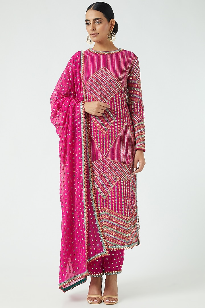 Fuchsia Hand Embroidered Kurta Set by Vvani By Vani Vats at Pernia's Pop Up Shop