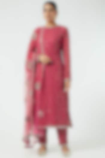 Deep Coral Hand Embroidered Kurta Set by Vvani By Vani Vats at Pernia's Pop Up Shop