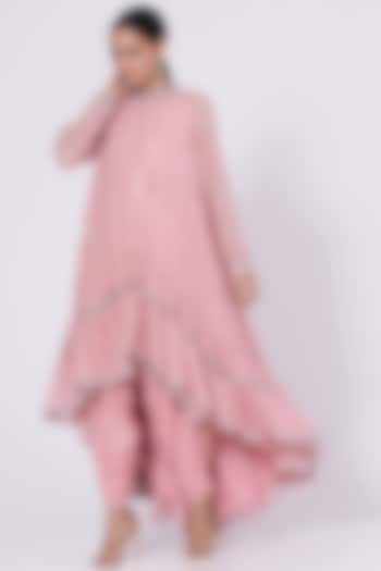 Onion Pink Hand Embroidered Kurta Set by Vvani By Vani Vats at Pernia's Pop Up Shop