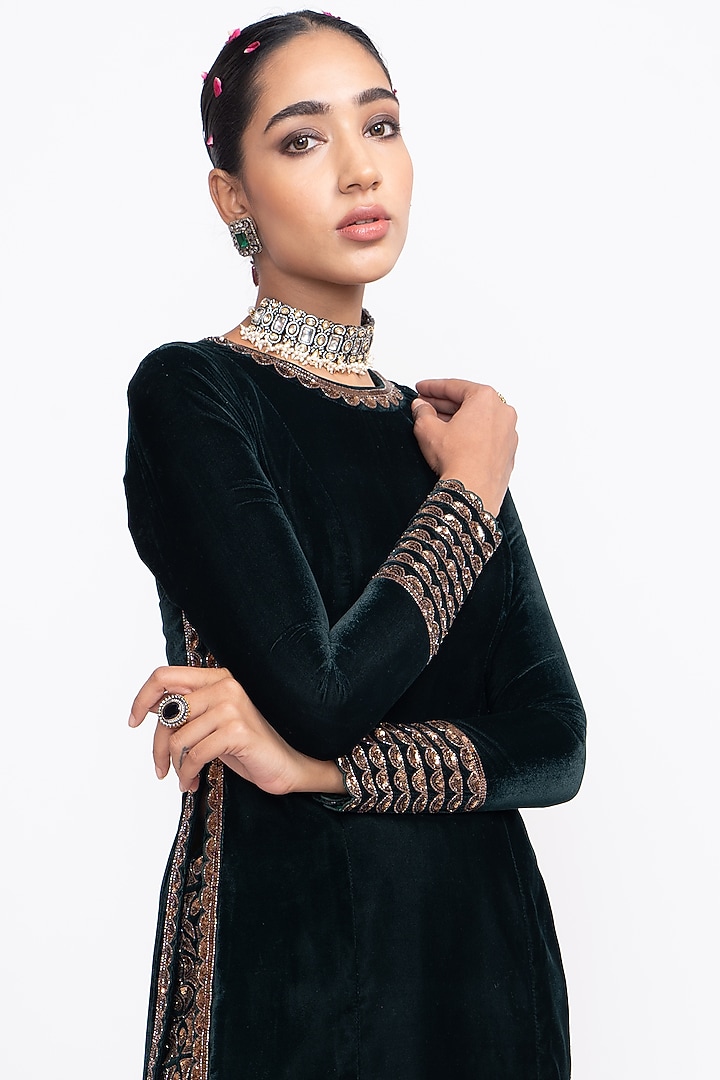 Dark Green Velvet Kurta Set by Vvani by Vani Vats at Pernia's Pop Up Shop