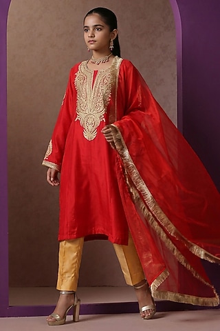 Red Crepe & Silk Embroidered Kurta Set For Girls by Wazir C Kids