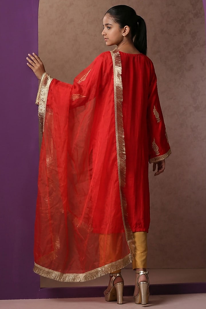 Red Crepe & Silk Embroidered Kurta Set For Girls by Wazir C Kids at Pernia's Pop Up Shop