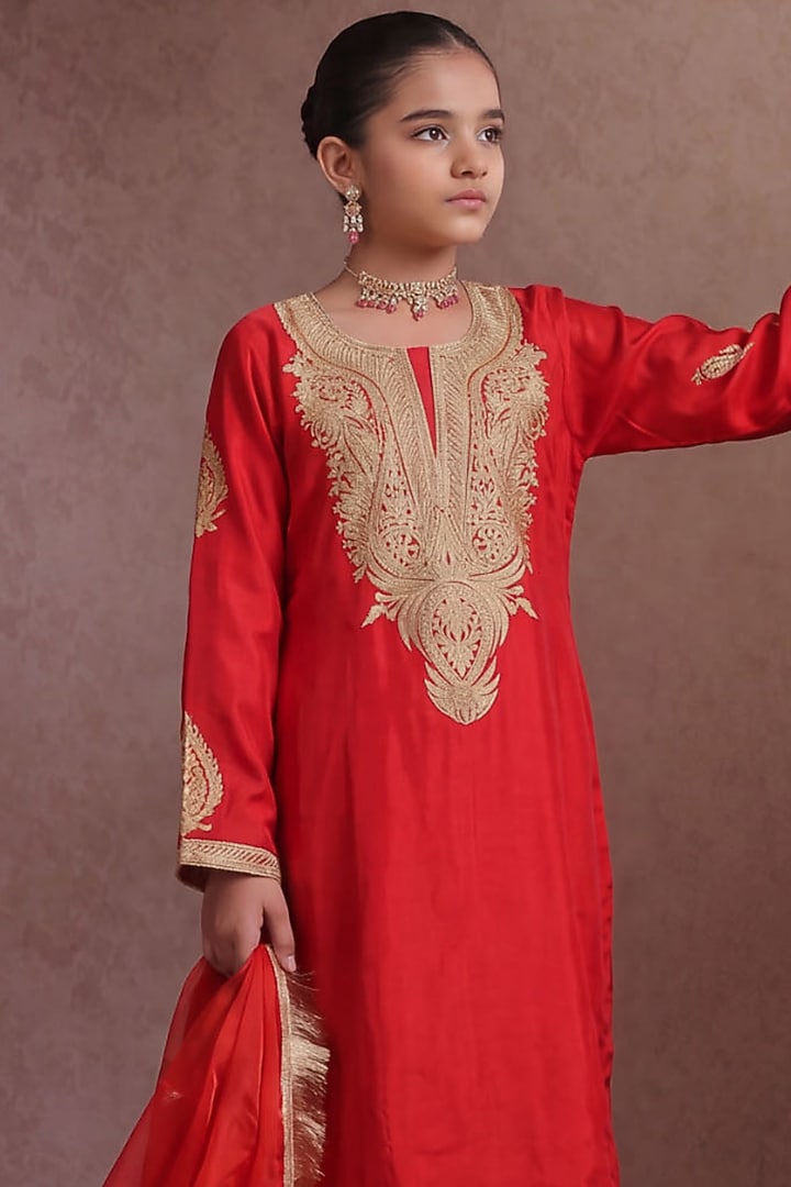 Red Crepe & Silk Embroidered Kurta Set For Girls by Wazir C Kids at Pernia's Pop Up Shop