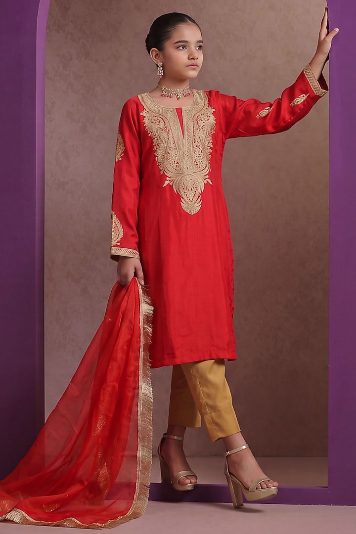 Red Crepe & Silk Embroidered Kurta Set For Girls by Wazir C Kids at Pernia's Pop Up Shop