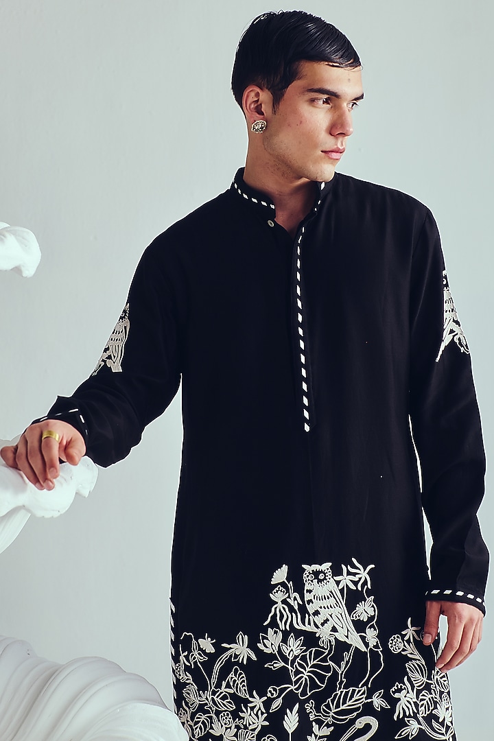 Black Chanderi Aari Embroidered Handloom Kurta Set by Wabi Sabi Men at Pernia's Pop Up Shop