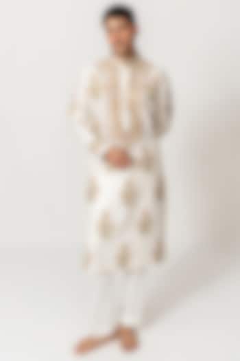 Ivory Chanderi Handloom Resham Embroidered Kurta Set by Wabi Sabi Men at Pernia's Pop Up Shop