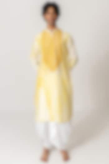 Ivory & Yellow Chanderi Handloom Tie-Dyed Kurta Set by Wabi Sabi Men at Pernia's Pop Up Shop