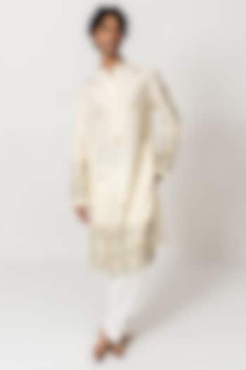 Butter Yellow Chanderi Handloom Aari Embroidered Kurta Set by Wabi Sabi Men at Pernia's Pop Up Shop