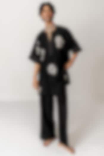 Black Chanderi Aari Embroidered Kaftan Set by Wabi Sabi Men at Pernia's Pop Up Shop
