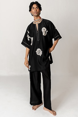 Black Chanderi Aari Embroidered Kaftan Set by Wabi Sabi Men