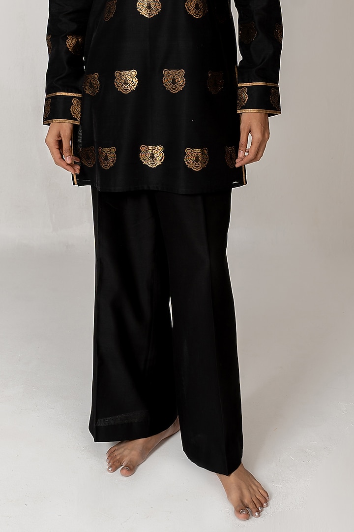 Black Chanderi Handloom Short Kurta Set by Wabi Sabi Men at Pernia's Pop Up Shop