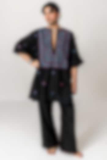 Black Chanderi Resham Embroidered Handloom Kurta Set by Wabi Sabi Men at Pernia's Pop Up Shop