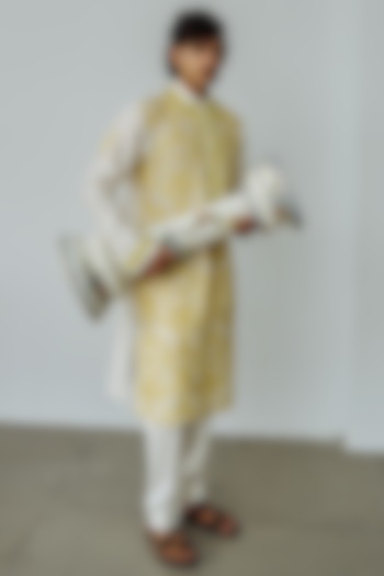 White Chanderi Hand Embroidered Kurta Set by Wabi Sabi Men at Pernia's Pop Up Shop