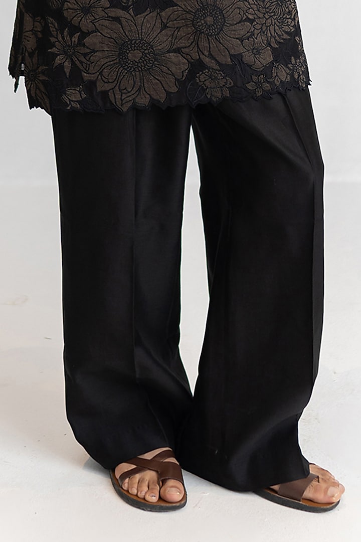 Black Handloom Chanderi Resham Embroidered Short Kurta Set by Wabi Sabi Men at Pernia's Pop Up Shop