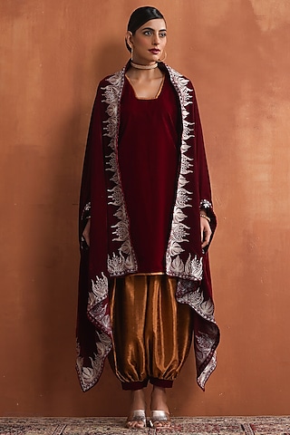 Maroon Velvet Kashmiri Tilla Embroidered Kurta Set by Wazir C