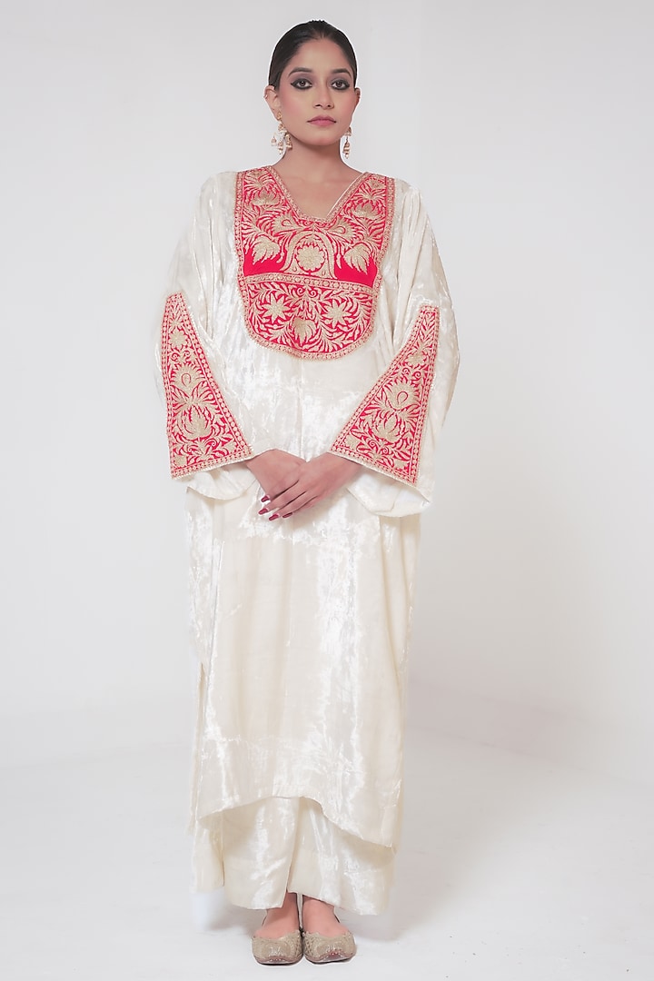 Off-White & Red Makhmal Kashmiri Golden Tilla Embroidered Kurta Set by Wazir C at Pernia's Pop Up Shop