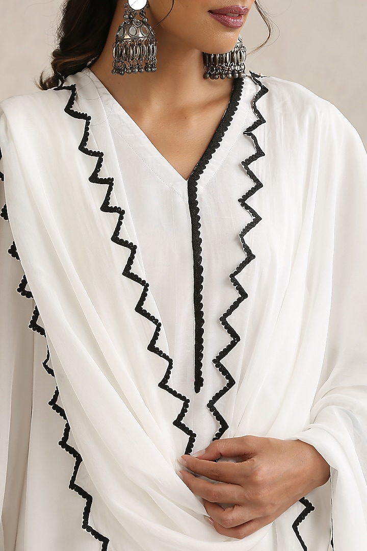 White Crepe Kashmiri Aari Embroidered Kurta Set by Wazir C at Pernia's Pop Up Shop