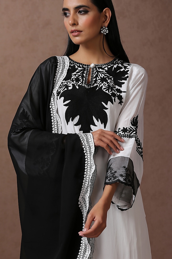 White Crepe Embroidered Kurta Set by Wazir C at Pernia's Pop Up Shop