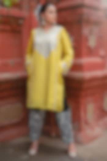 Lemon Silk Kashmiri Tilla Embroidered Kurta Set by Wazir C at Pernia's Pop Up Shop