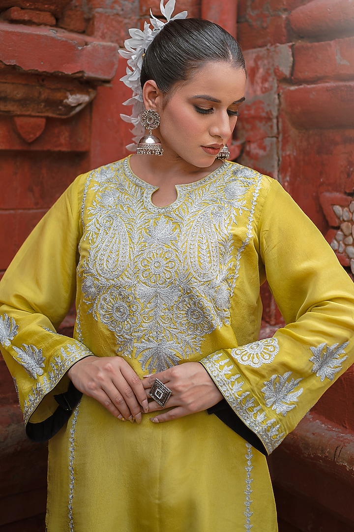 Lemon Silk Kashmiri Tilla Embroidered Kurta Set by Wazir C at Pernia's Pop Up Shop