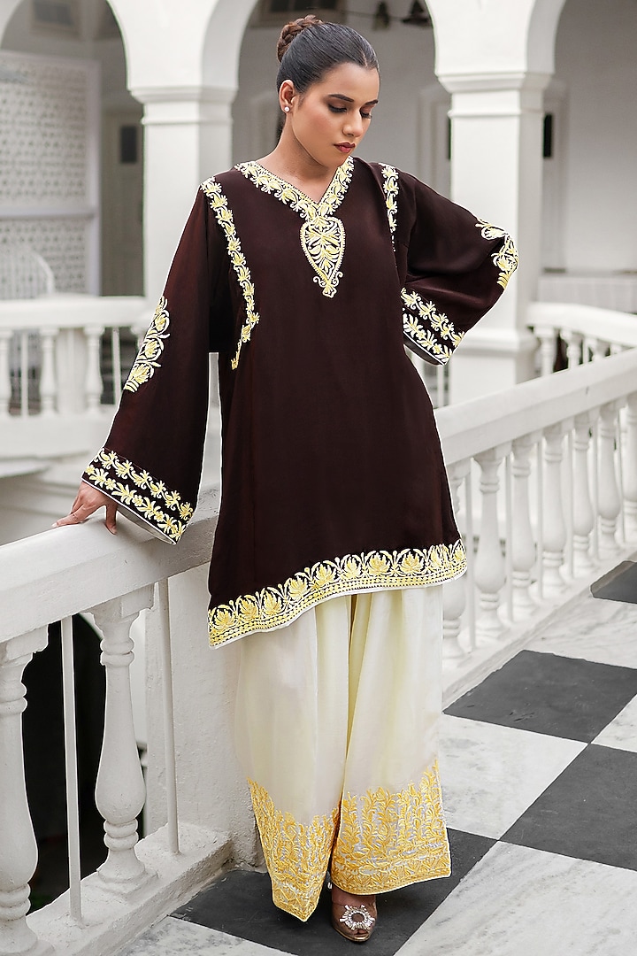 Brown Crepe Kashmiri Tilla Embroidered Kurta Set by Wazir C at Pernia's Pop Up Shop