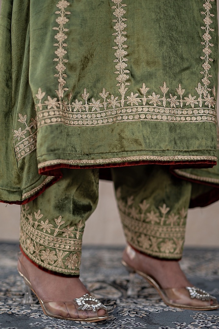 Olive Green Velvet Kashmiri Tilla Embroidered Kurta Set by Wazir C at Pernia's Pop Up Shop