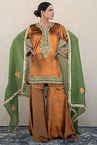 Mustard Velvet Kashmiri Tilla Embroidered Kurta Set by Wazir C