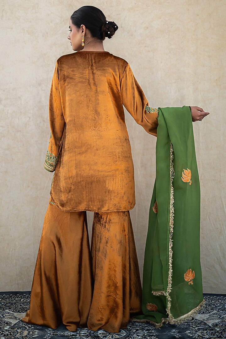 Mustard Velvet Kashmiri Tilla Embroidered Kurta Set by Wazir C at Pernia's Pop Up Shop