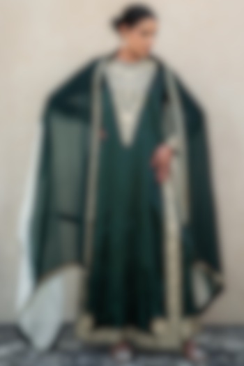 Green Velvet Kashmiri Tilla Embroidered Kurta Set by Wazir C at Pernia's Pop Up Shop