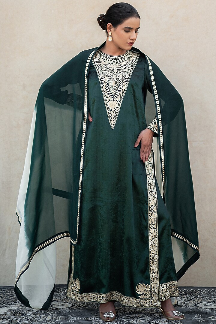 Green Velvet Kashmiri Tilla Embroidered Kurta Set by Wazir C at Pernia's Pop Up Shop