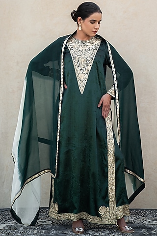 Green Velvet Kashmiri Tilla Embroidered Kurta Set by Wazir C
