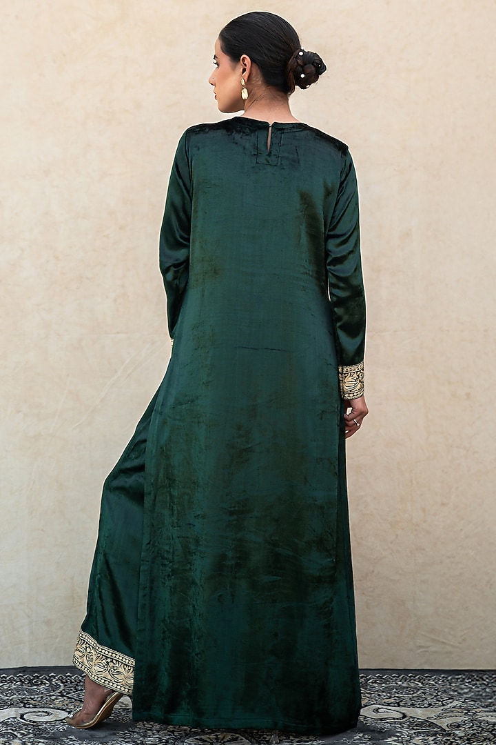 Green Velvet Kashmiri Tilla Embroidered Kurta Set by Wazir C at Pernia's Pop Up Shop