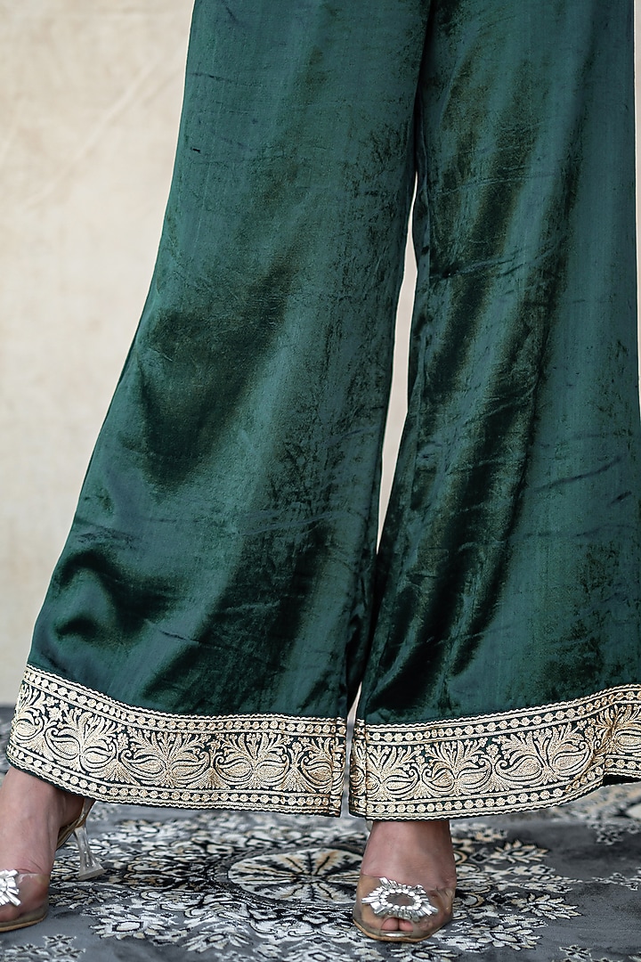 Green Velvet Kashmiri Tilla Embroidered Kurta Set by Wazir C at Pernia's Pop Up Shop