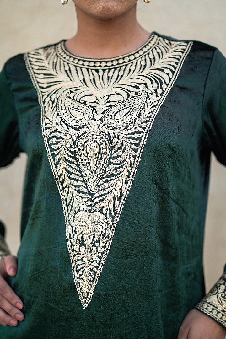 Green Velvet Kashmiri Tilla Embroidered Kurta Set by Wazir C at Pernia's Pop Up Shop