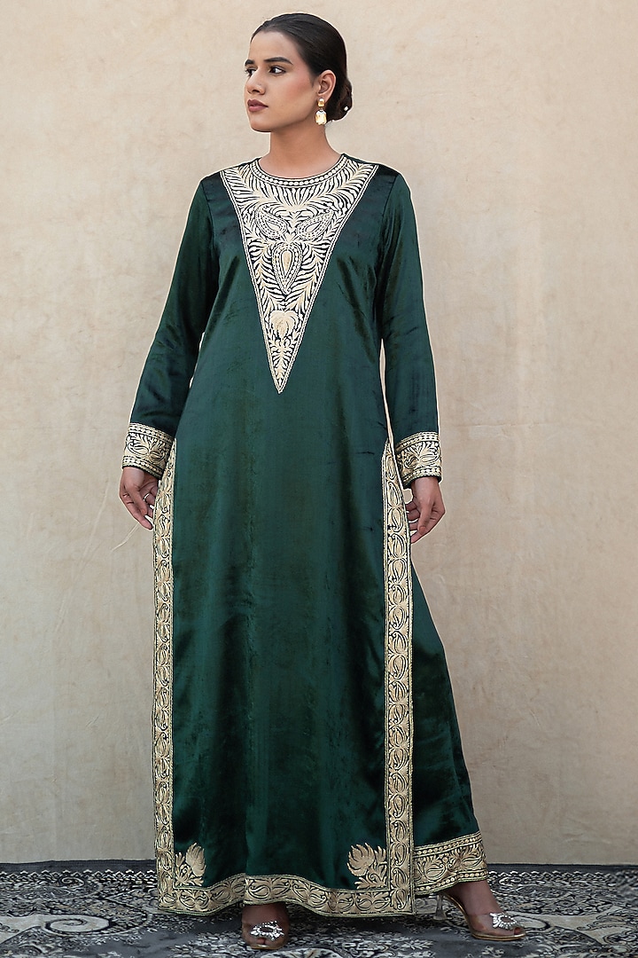 Green Velvet Kashmiri Tilla Embroidered Kurta Set by Wazir C at Pernia's Pop Up Shop