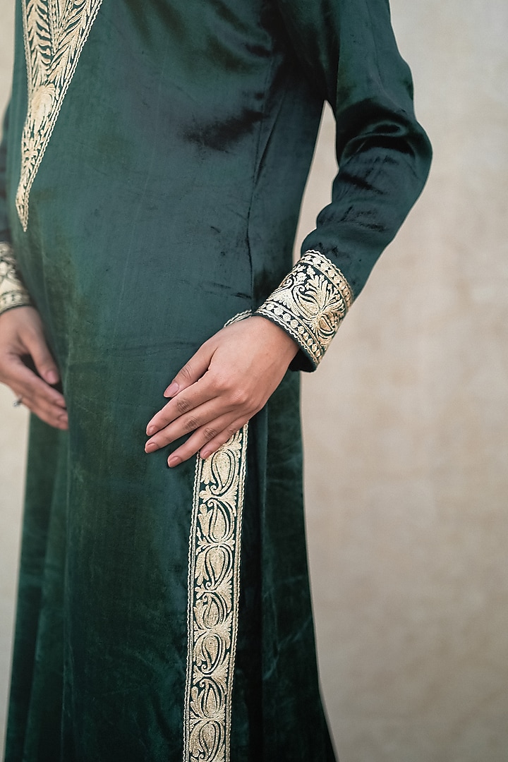 Green Velvet Kashmiri Tilla Embroidered Kurta Set by Wazir C at Pernia's Pop Up Shop