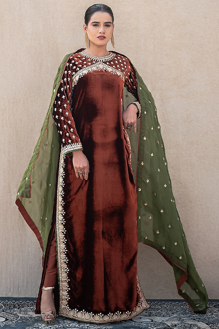 Rust Velvet Kashmiri Tilla Embroidered Kurta Set by Wazir C at Pernia's Pop Up Shop