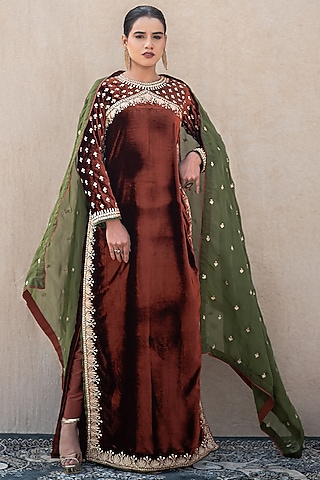Rust Velvet Kashmiri Tilla Embroidered Kurta Set by Wazir C