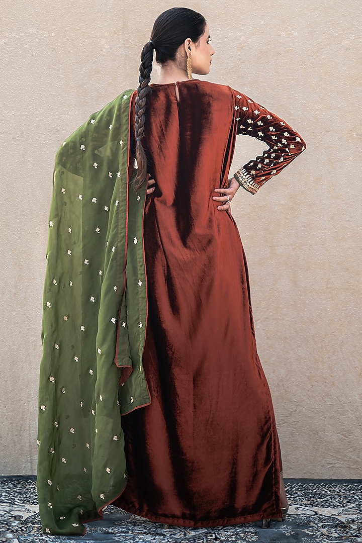 Rust Velvet Kashmiri Tilla Embroidered Kurta Set by Wazir C at Pernia's Pop Up Shop