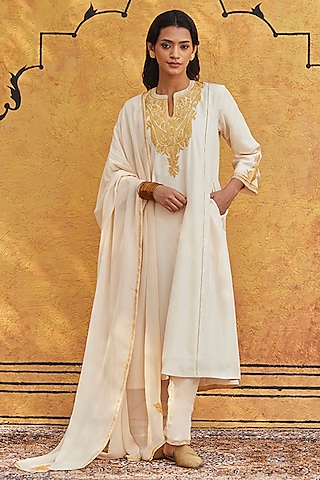 Off-White Pure Silk Hand Embroidered Kurta Set by Weaverstory