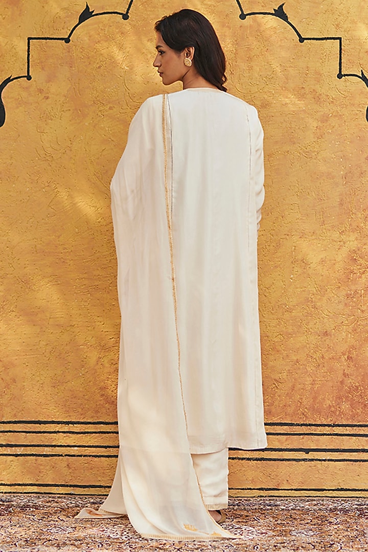 Off-White Pure Silk Hand Embroidered Kurta Set by Weaverstory at Pernia's Pop Up Shop
