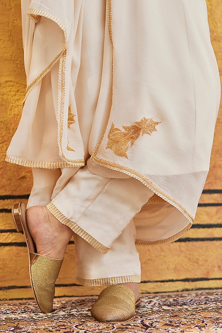 Off-White Pure Silk Hand Embroidered Kurta Set by Weaverstory at Pernia's Pop Up Shop