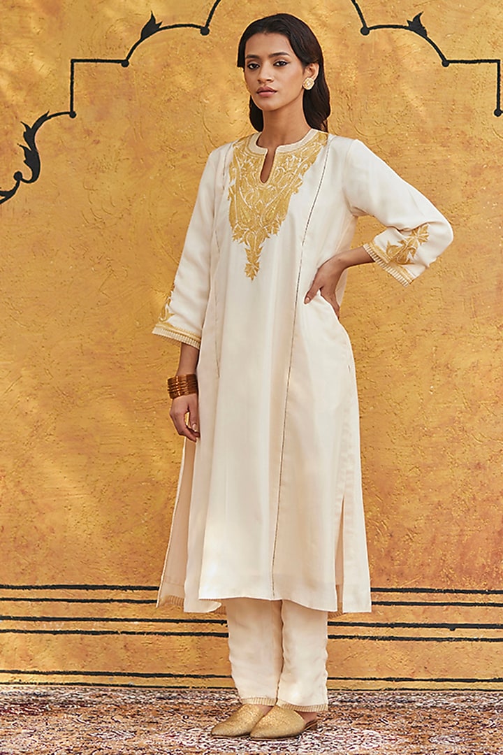 Off-White Pure Silk Hand Embroidered Kurta Set by Weaverstory at Pernia's Pop Up Shop