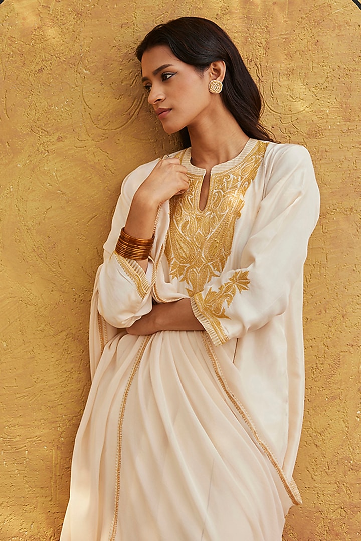 Off-White Pure Silk Hand Embroidered Kurta Set by Weaverstory at Pernia's Pop Up Shop