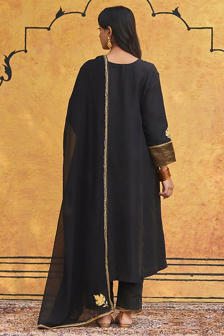 Black Pure Silk Hand Embroidered Kurta Set by Weaverstory at Pernia's Pop Up Shop