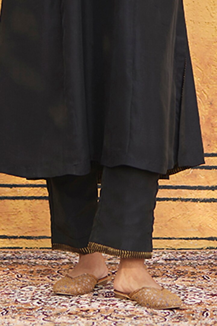 Black Pure Silk Hand Embroidered Kurta Set by Weaverstory at Pernia's Pop Up Shop