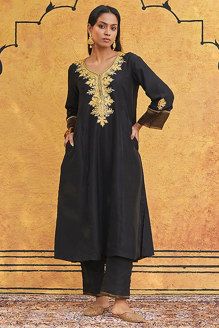 Black Pure Silk Hand Embroidered Kurta Set by Weaverstory at Pernia's Pop Up Shop