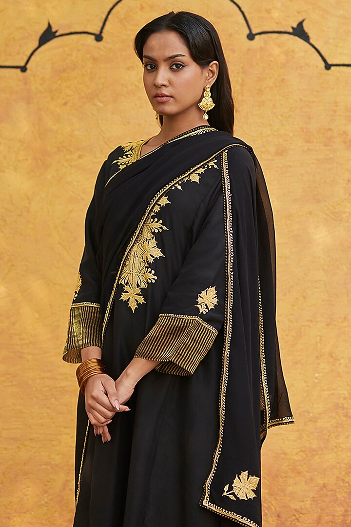 Black Pure Silk Hand Embroidered Kurta Set by Weaverstory at Pernia's Pop Up Shop