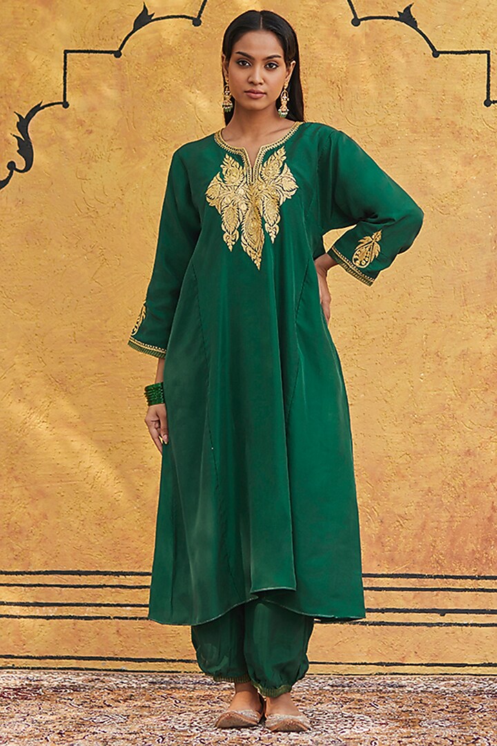 Green Pure Silk Hand Embroidered Kurta Set by Weaverstory at Pernia's Pop Up Shop