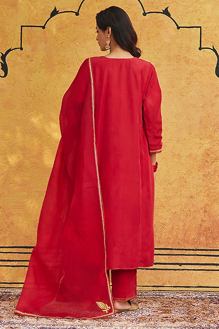 Red Pure Silk Hand Embroidered Kurta Set by Weaverstory at Pernia's Pop Up Shop